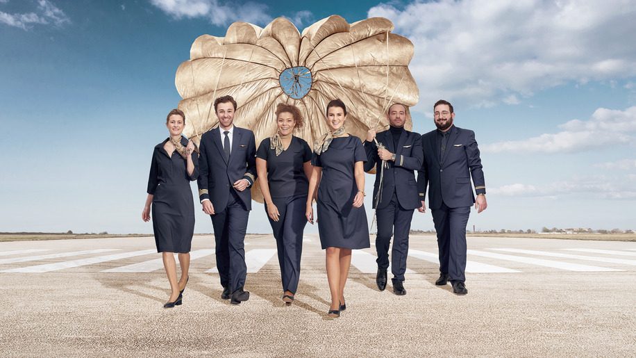 Brussels Airlines dévoile ses nouveaux uniformes inspirés des années 60
