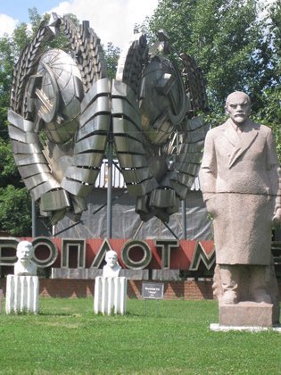 disgraced_soviet_propaganda-monument-moscou