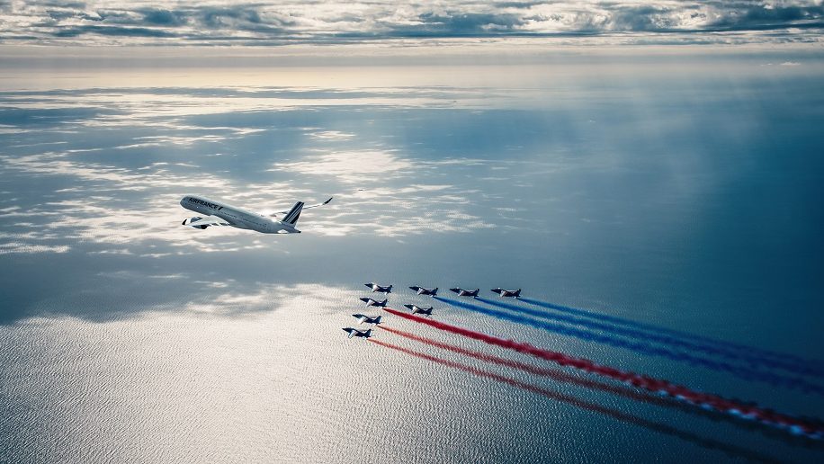 Air France vole avec la patrouille de France pour son 90ème anniversaire