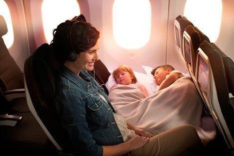 b787-9-skycouch-maman-avec-enfants