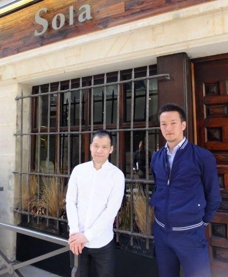 Shinichi Sato à gauche et Hiroki Yoshitake à droite devant son restaurant Sola. restaurant sola hiroki yoshitake shinichi sato