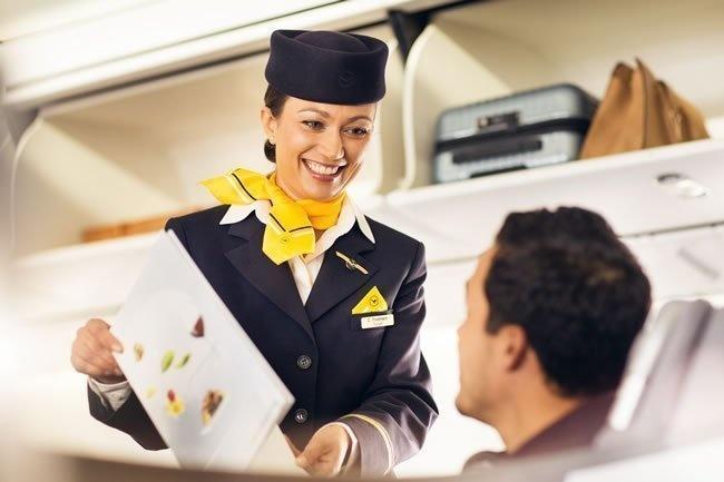 lufthansa premium economy hotesse