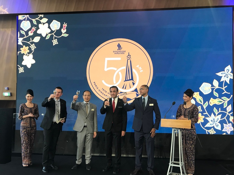 Singapore Airlines fête ses 50 ans à Paris et étudie des commandes d’avions