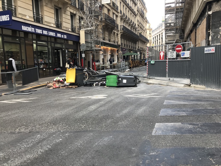 emeutes paris opera barricade businesstravel2026