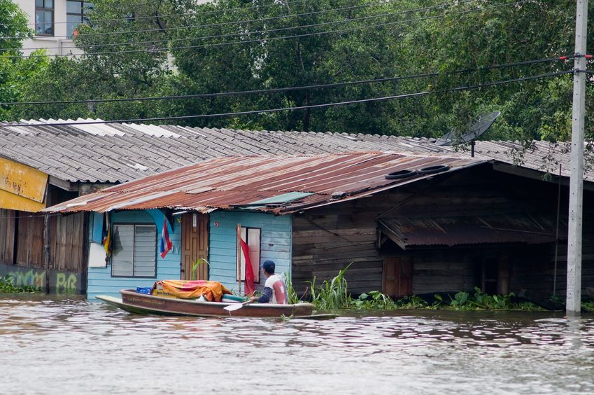Inondations à Bangkok: les habitants quittent la ville