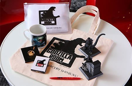 Différents objets sur le thème de Godzilla sont disposés dans les chambres. gadgets-godzilla
